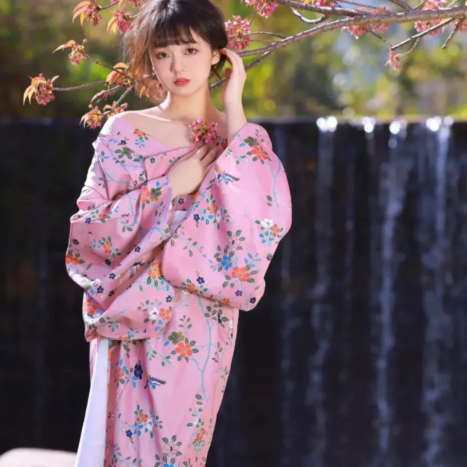 Japon style Tenue kimono femme motifs délicats fluide