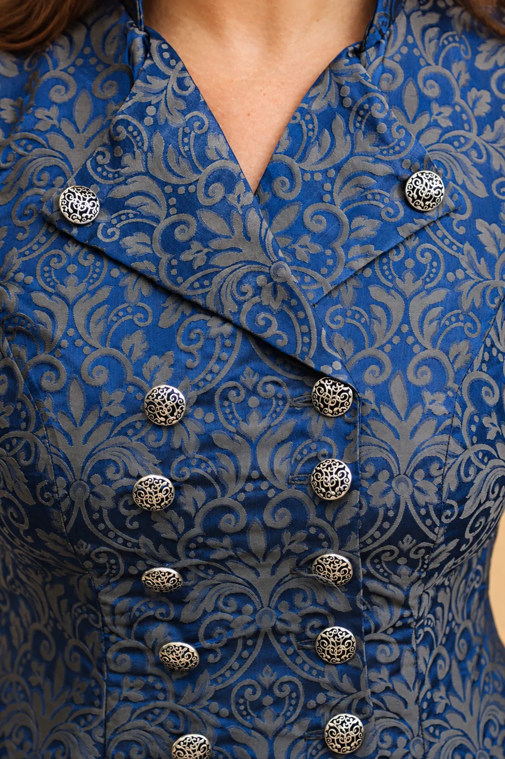 Geht's In Yseline robe damassée bleu gris boutons alsaciens