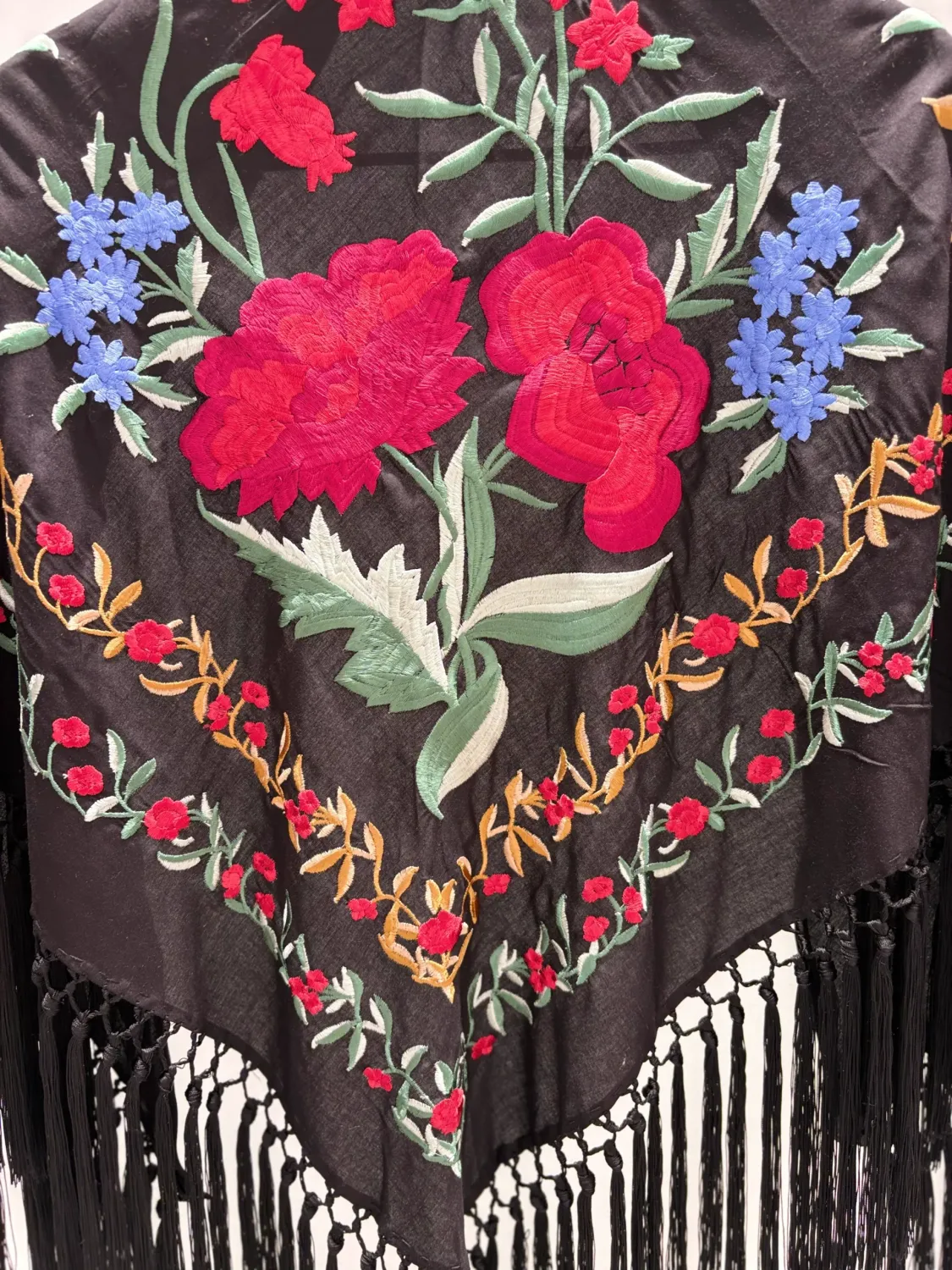 Viva La Feria mantoncillo châle noir brodé fleurs franges