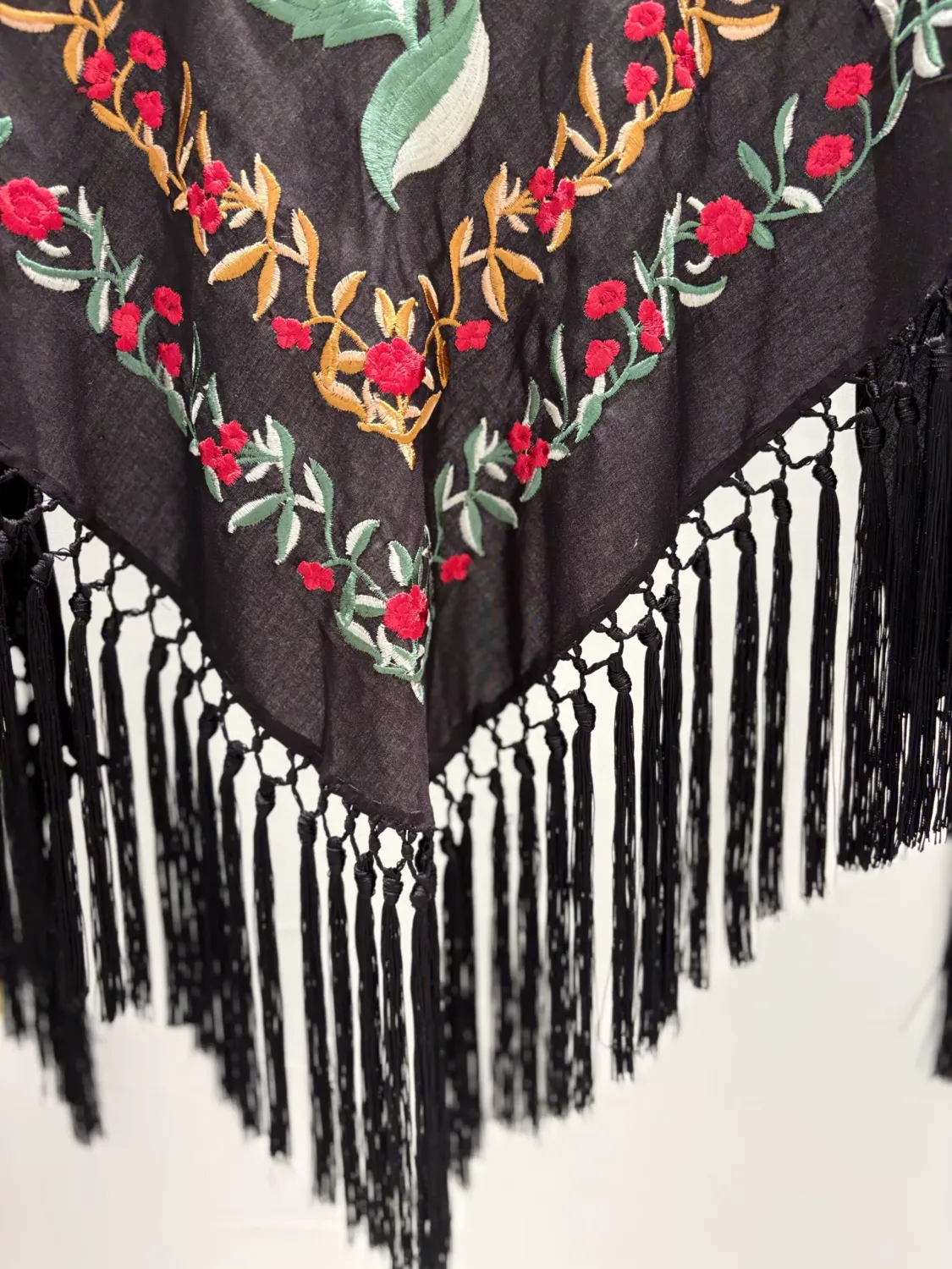 Viva La Feria mantoncillo châle noir brodé fleurs franges