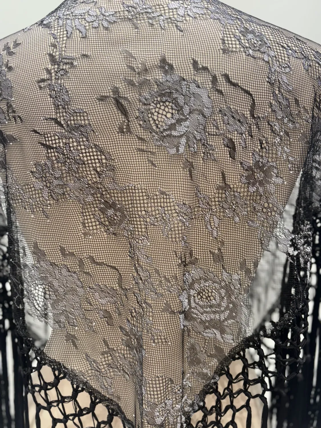 Viva La Feria mantoncillo noir brodé fleurs soie