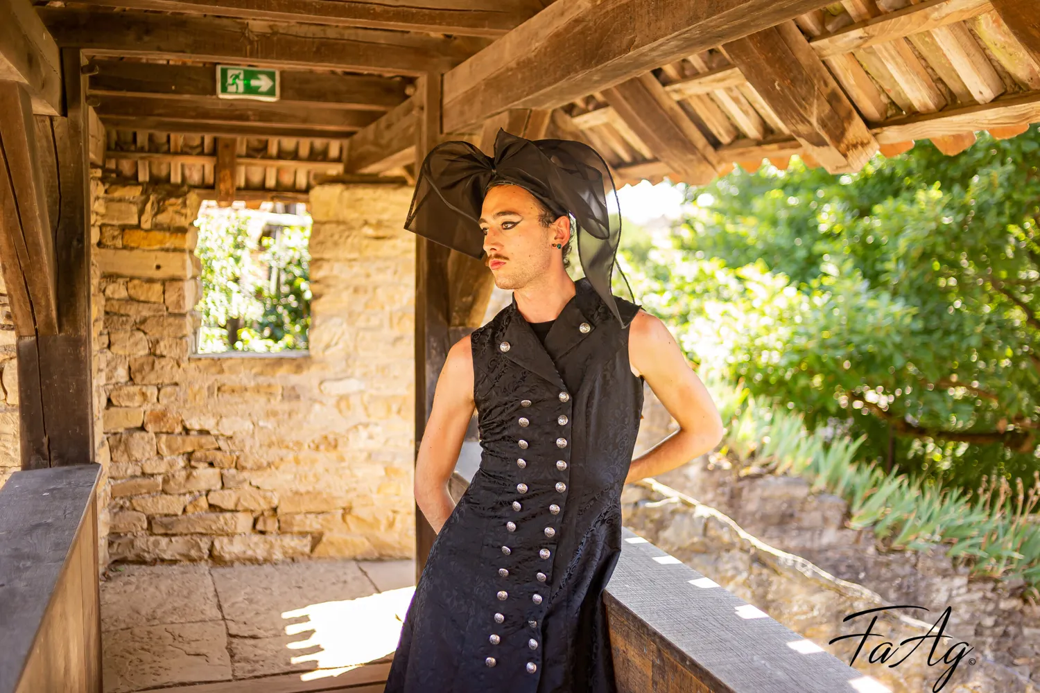 Geht's In Yseline robe damassée noire boutons alsaciens
