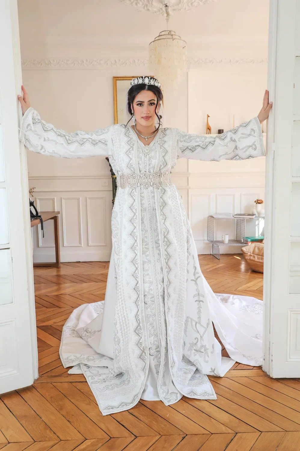 Célèbr'Orient Alya takchita blanche satin perlée