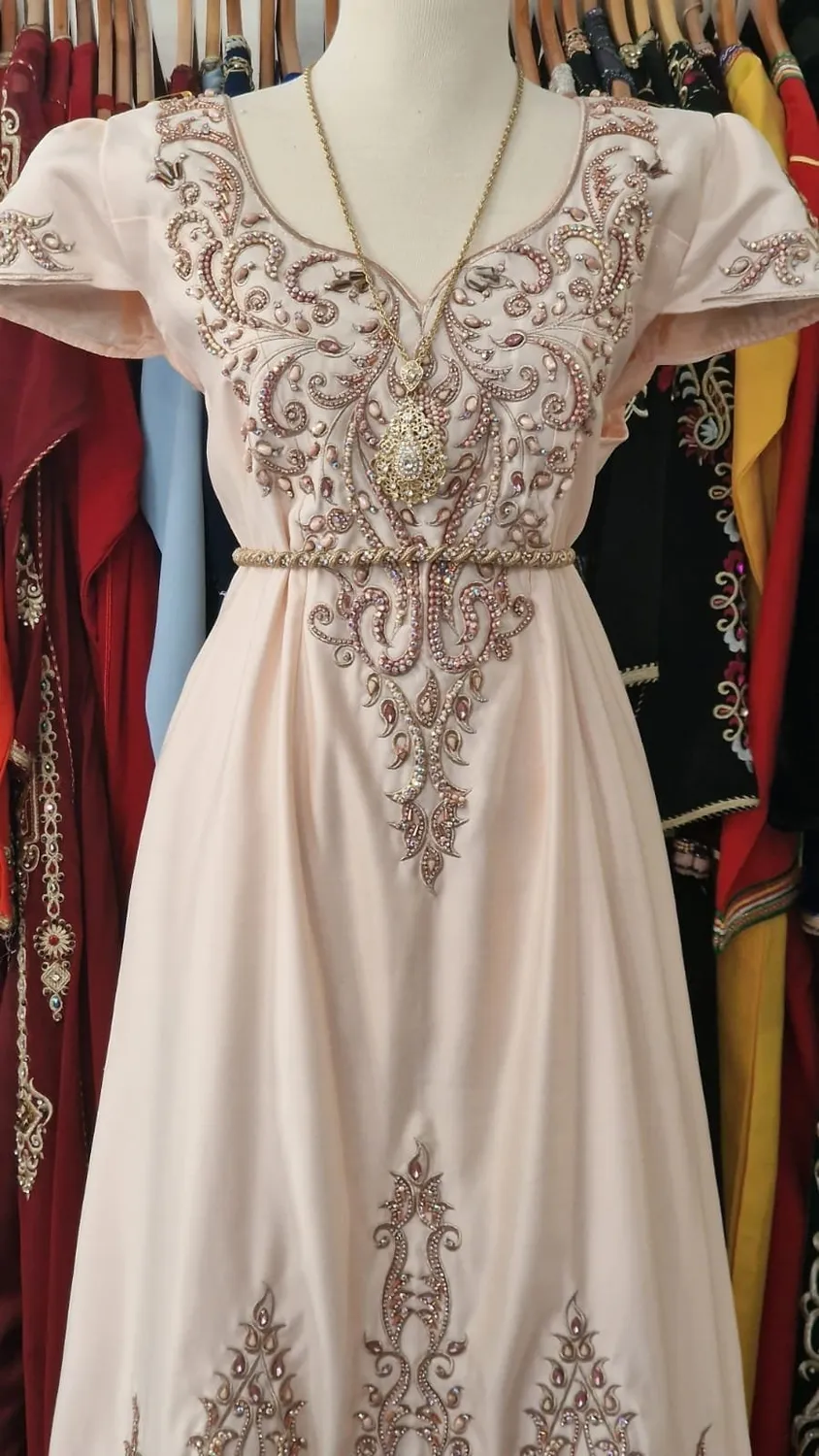 Célèbr'Orient Fergani Nihal robe en velours brodée