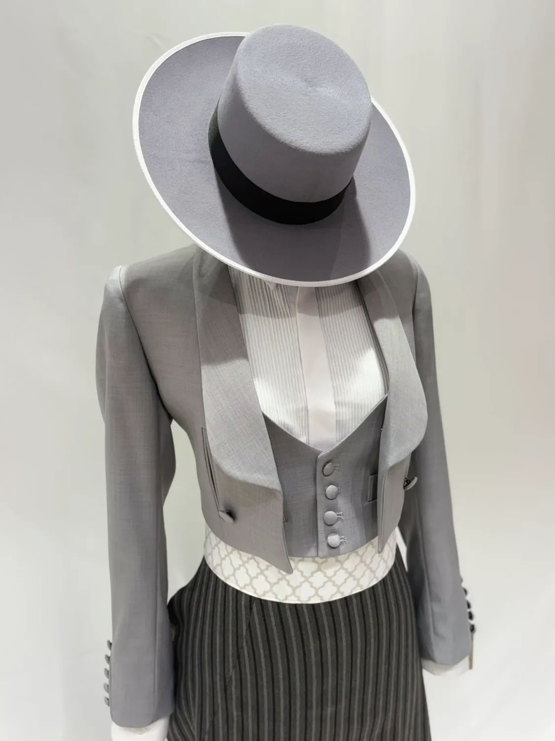 Viva la Feria Macarena Menorca amazona gris perle
