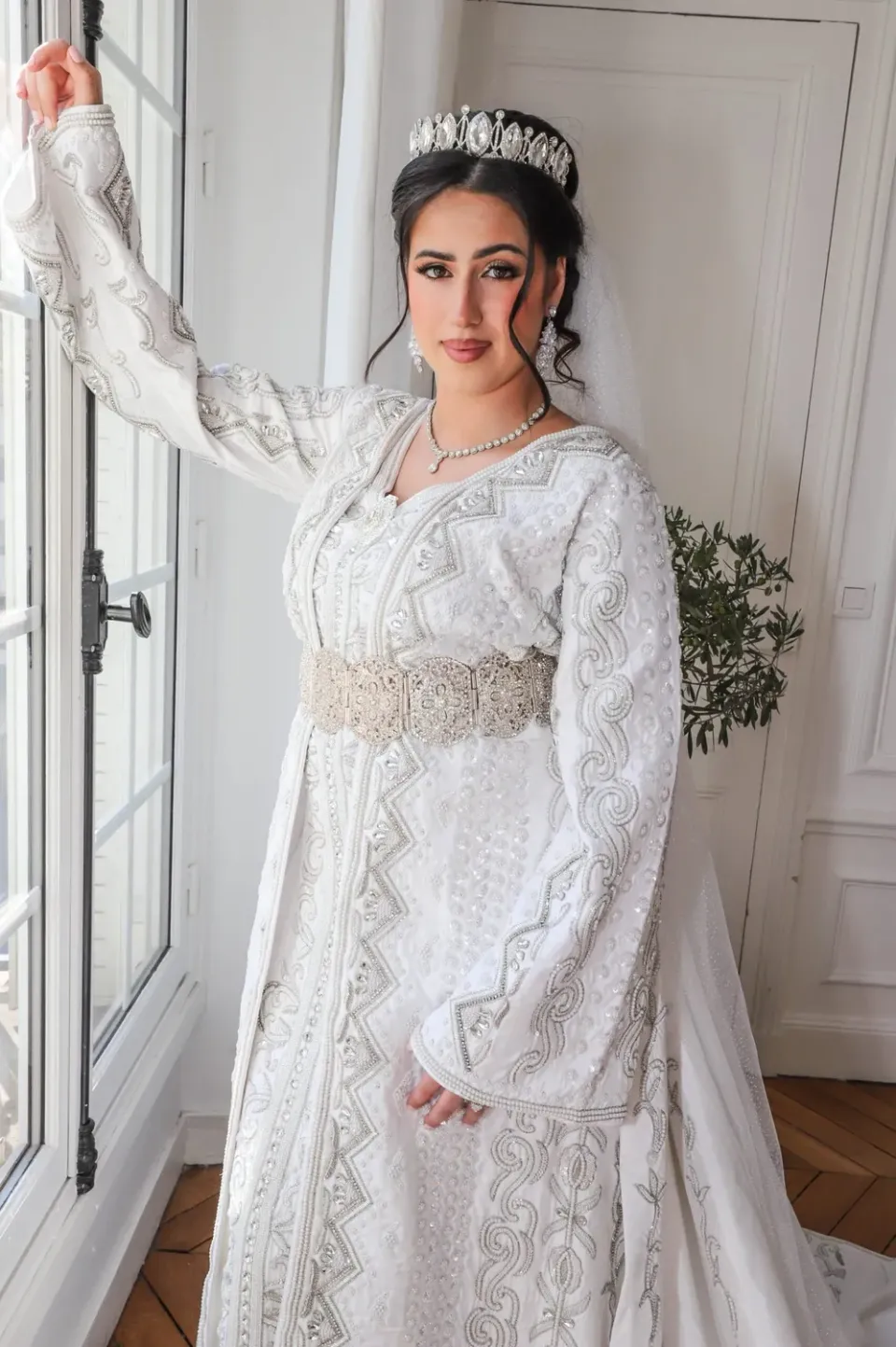 Célèbr'Orient Alya takchita blanche satin perlée