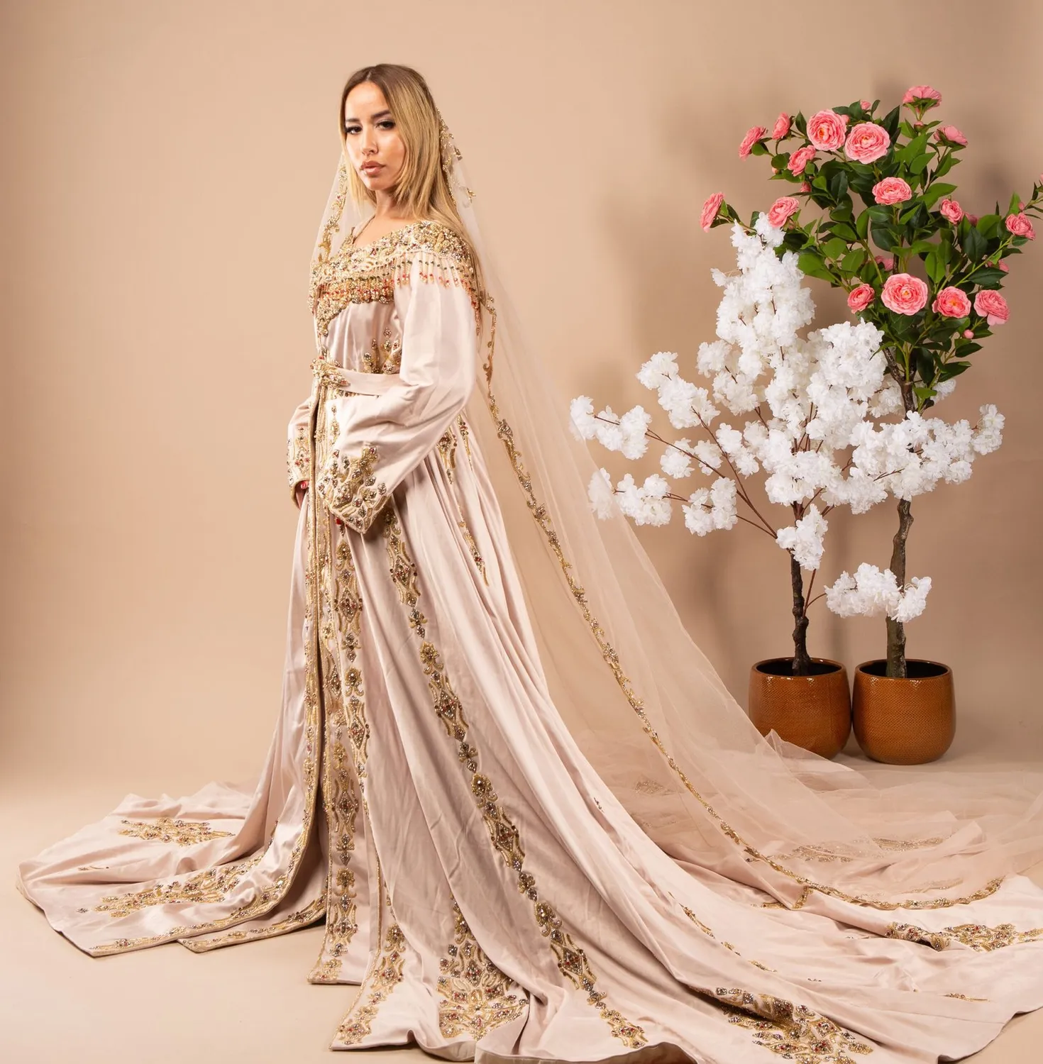 Célèbr'Orient Loubna takchita beige rosé en location