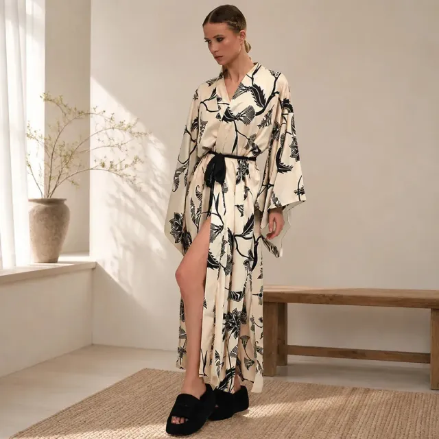 Esprit du Japon kimono femme fleuri satin écru long fente