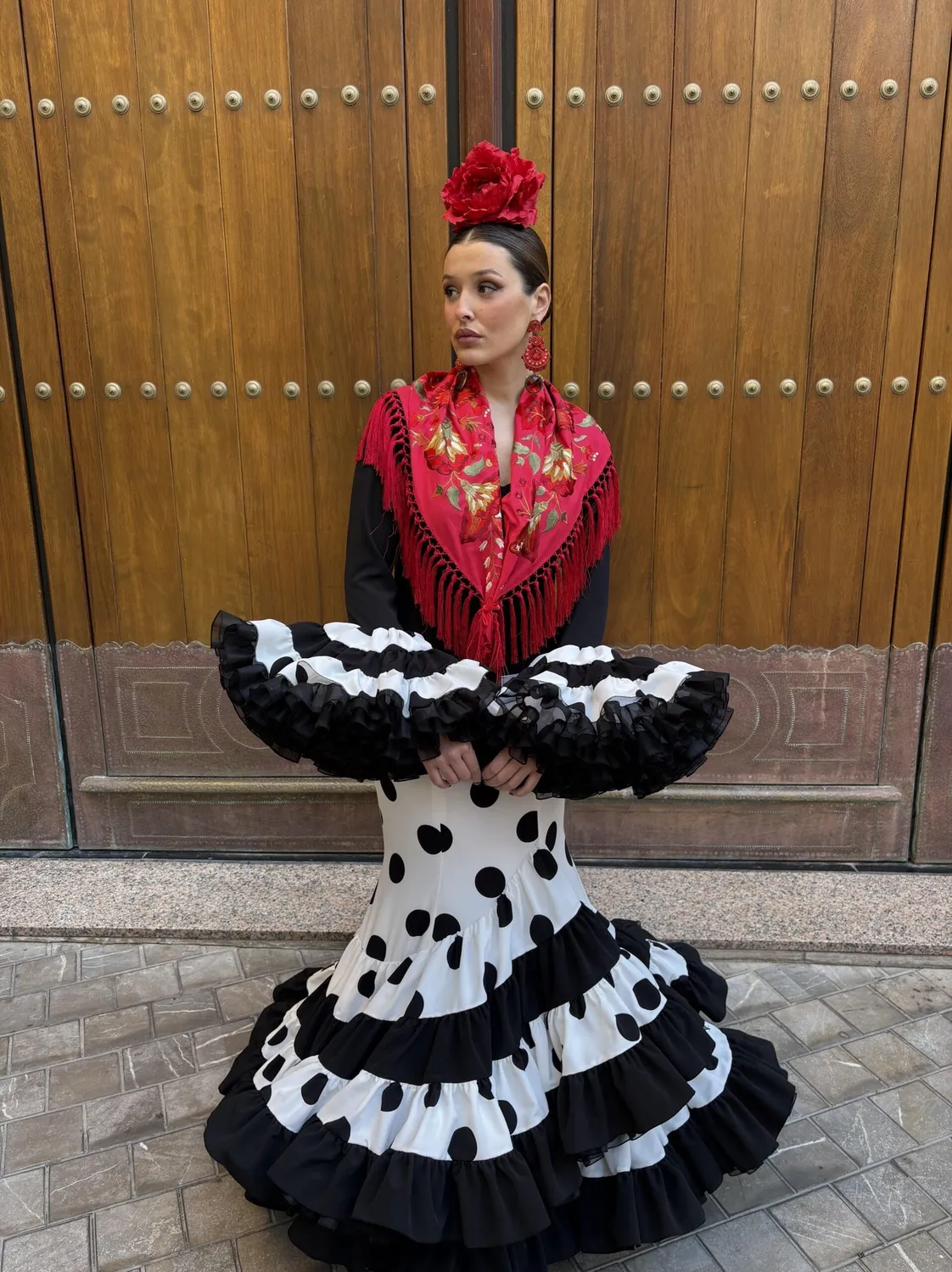 Viva La Feria Jérez robe flamenca noire et blanche à volants