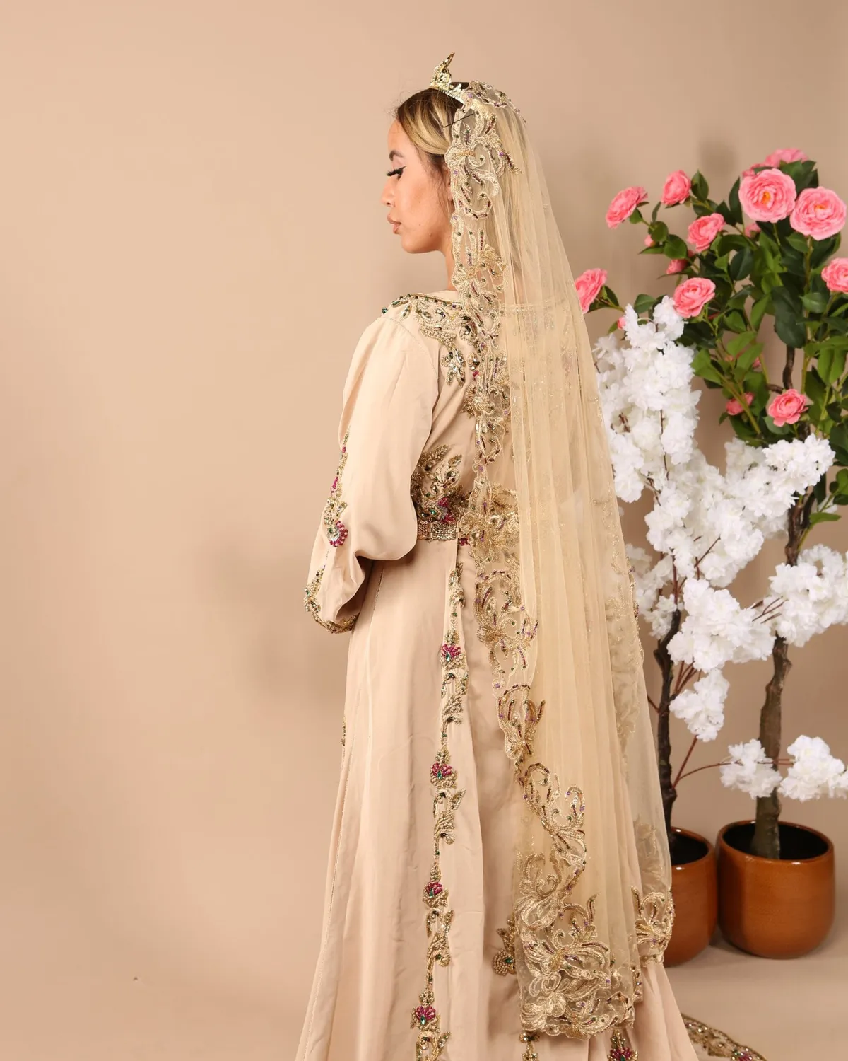 Célèbr'Orient Nawel takchita brodée fils d'or mariée