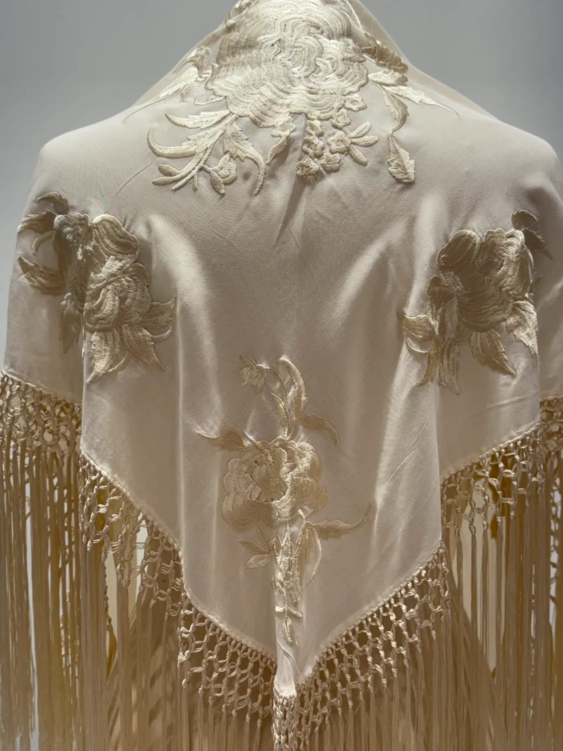 Viva la Feria Maria mantoncillo beige brodé floral