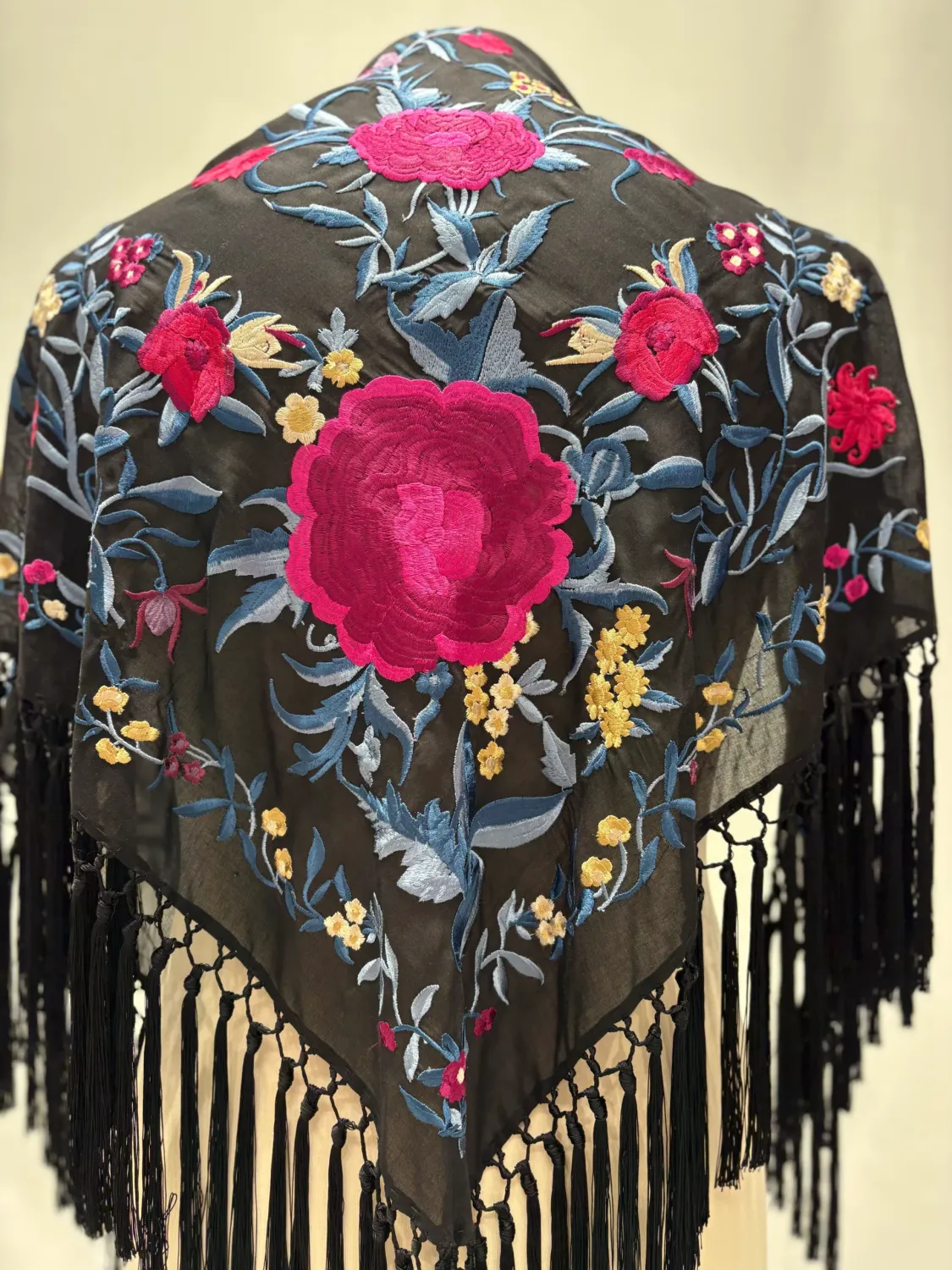 Viva la Feria mantoncillo châle noir soie fleurs brodées