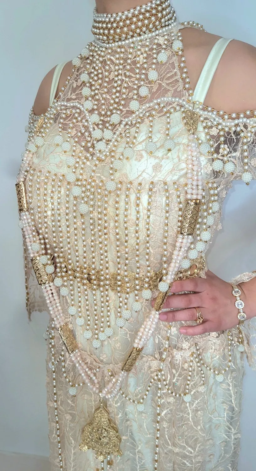 Célèbr'Orient Naili Hidayette robe perlée col officier