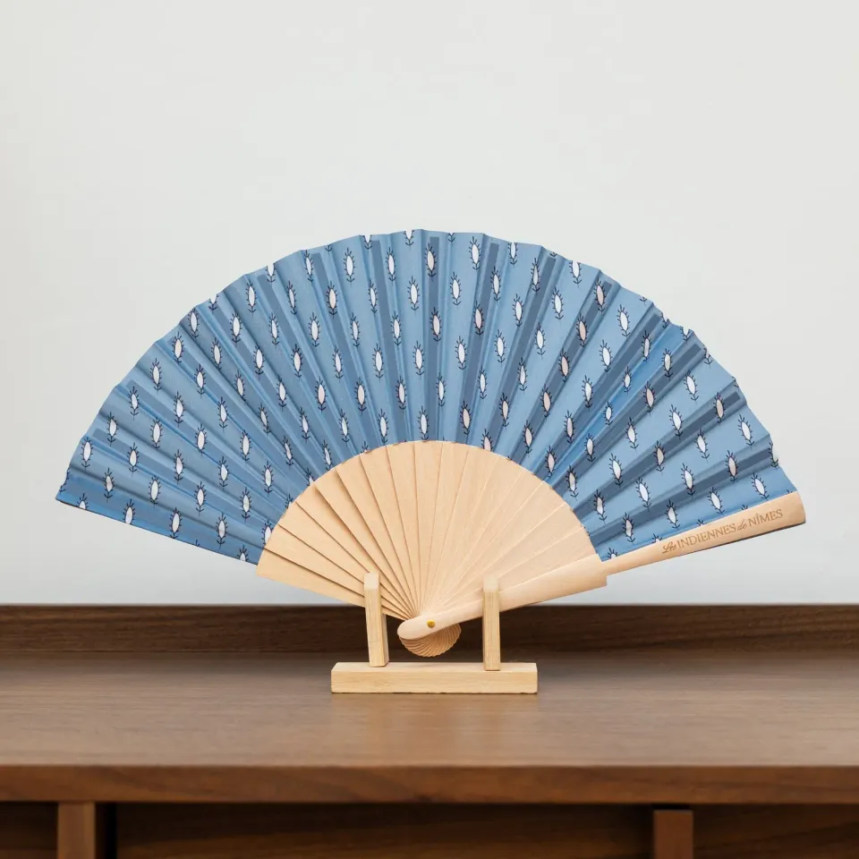 Plume Glacier éventail bois 42cm touche élégante