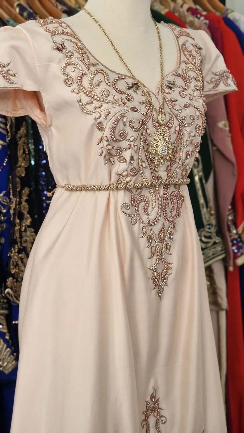 Célèbr'Orient Fergani Nihal robe en velours brodée