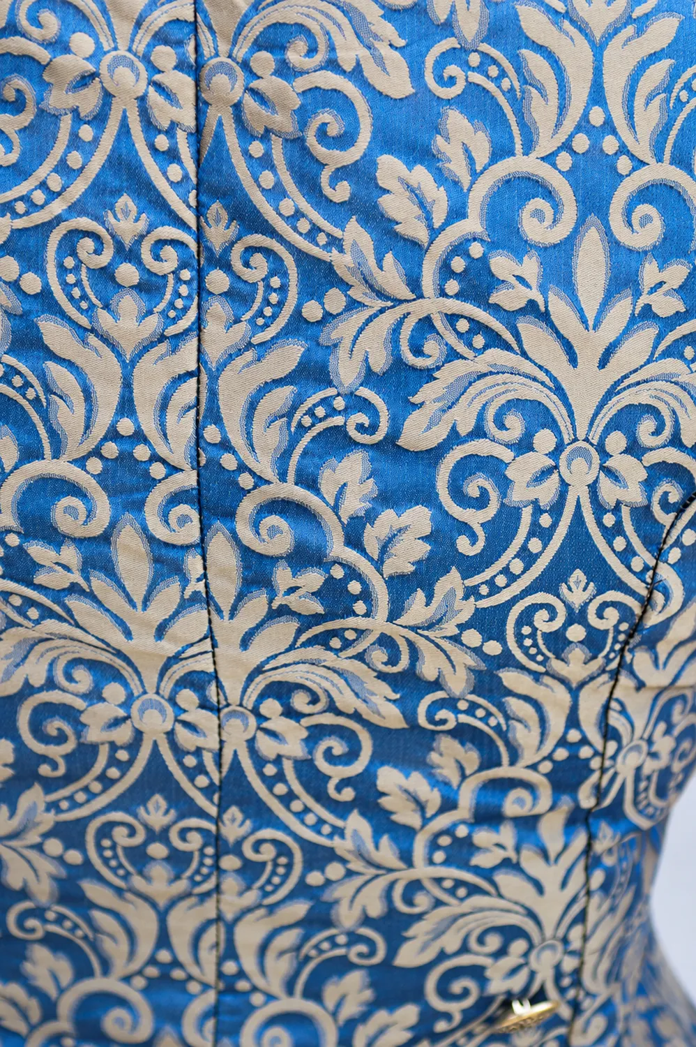 Geht's In Yseline robe damassée bleu gris boutons alsaciens