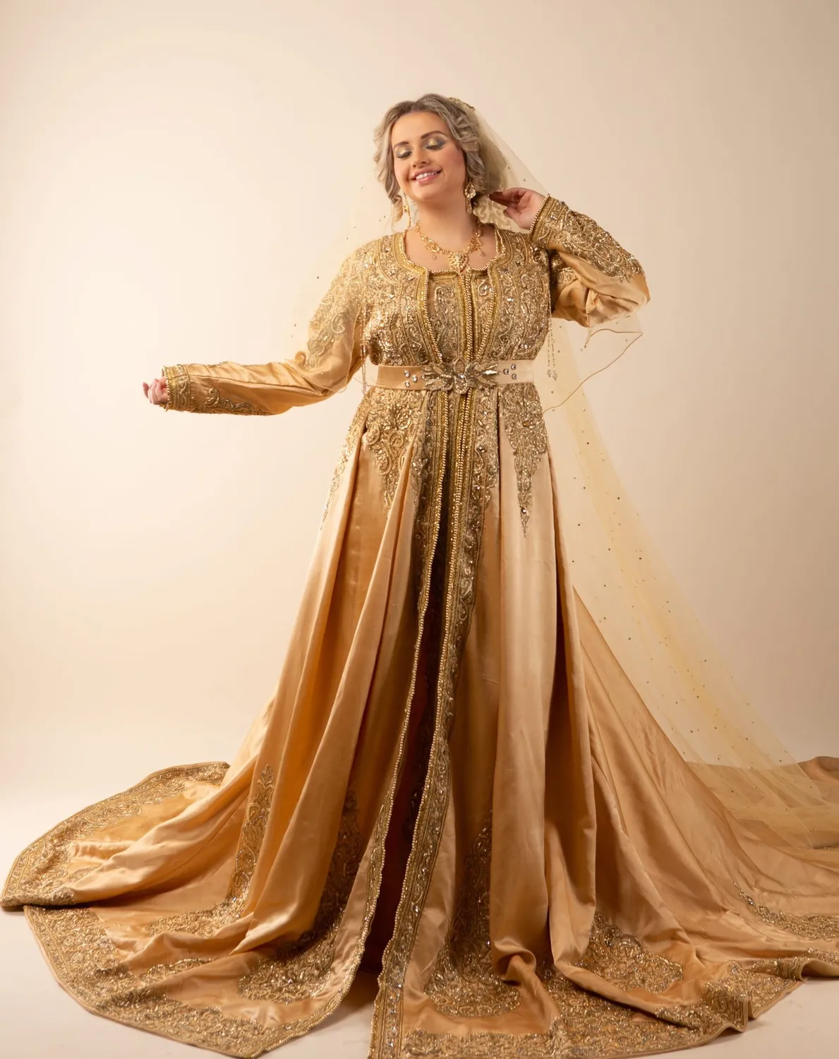 Célèbr'Orient Ahlam robe de soirée satinée en location