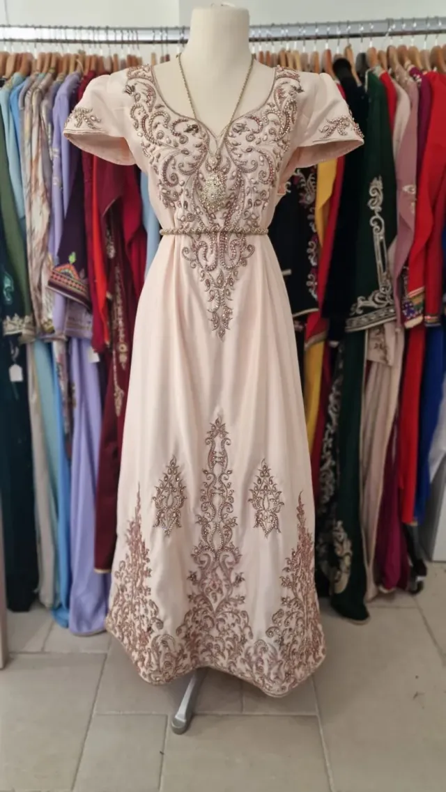Célèbr'Orient Fergani Nihal robe en velours brodée
