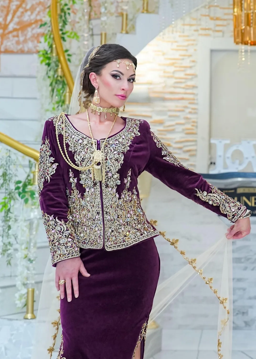 Célèbr'Orient Sabine karakou prune velours brodé
