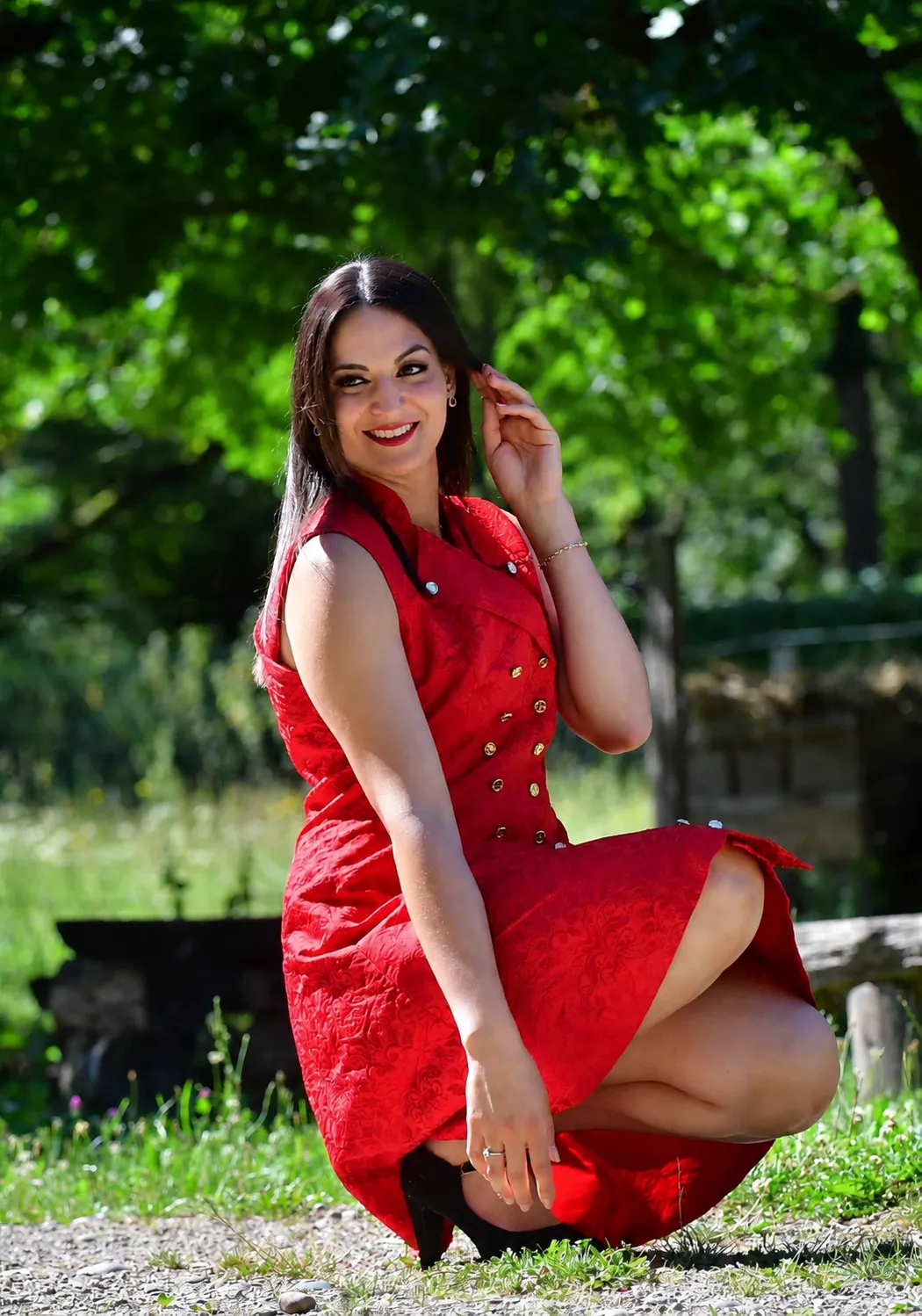 Geht's In Yseline robe damassée rouge boutons alsaciens