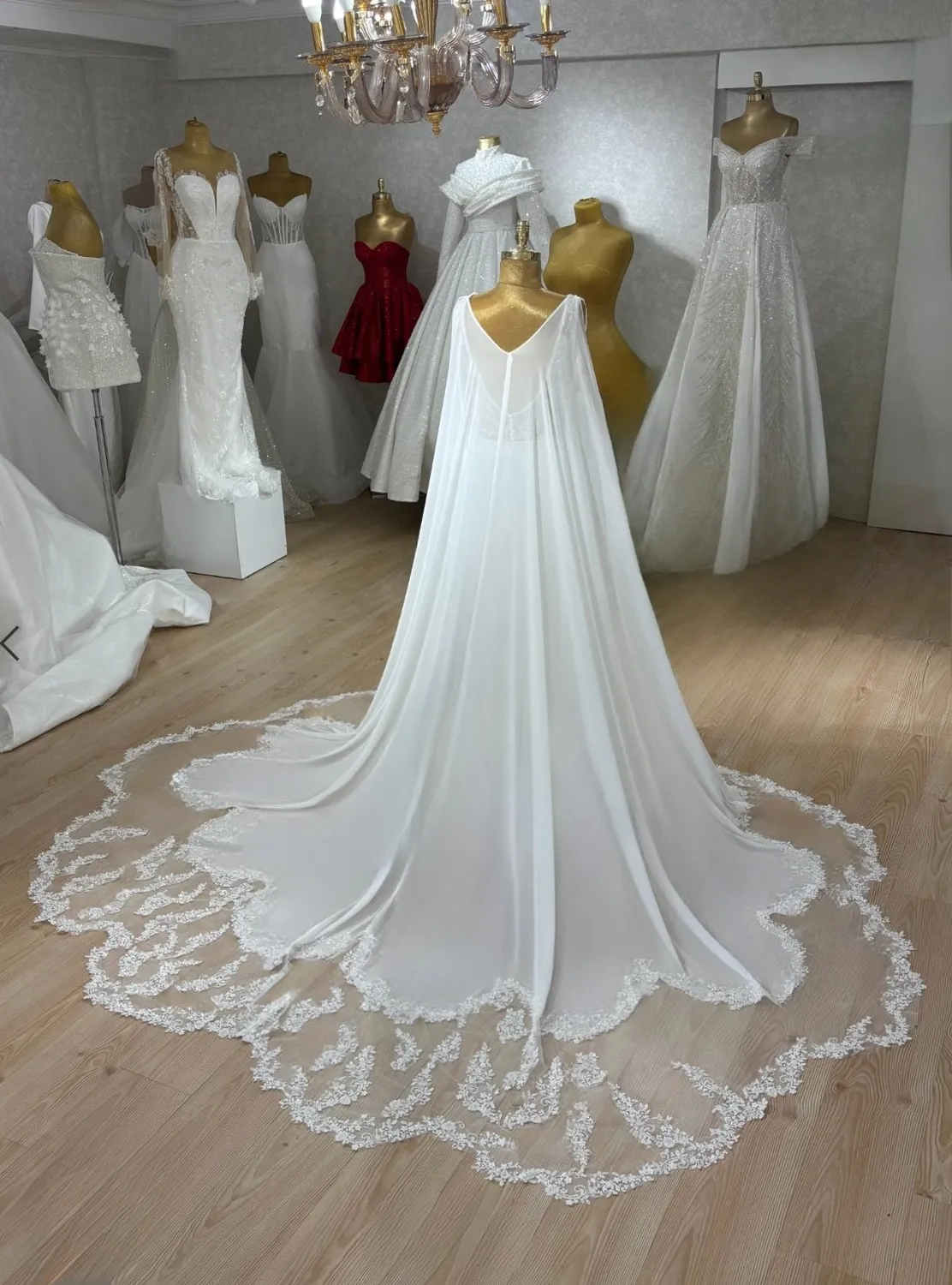 Célèbr'Orient Yara robe de mariée blanche cape dentelle