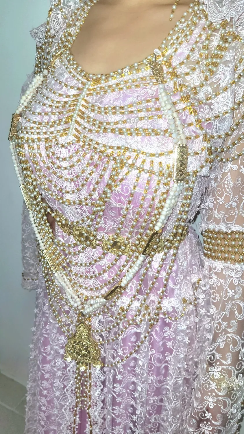 Célèbr'Orient Naili Nina robe traditionnelle perlée