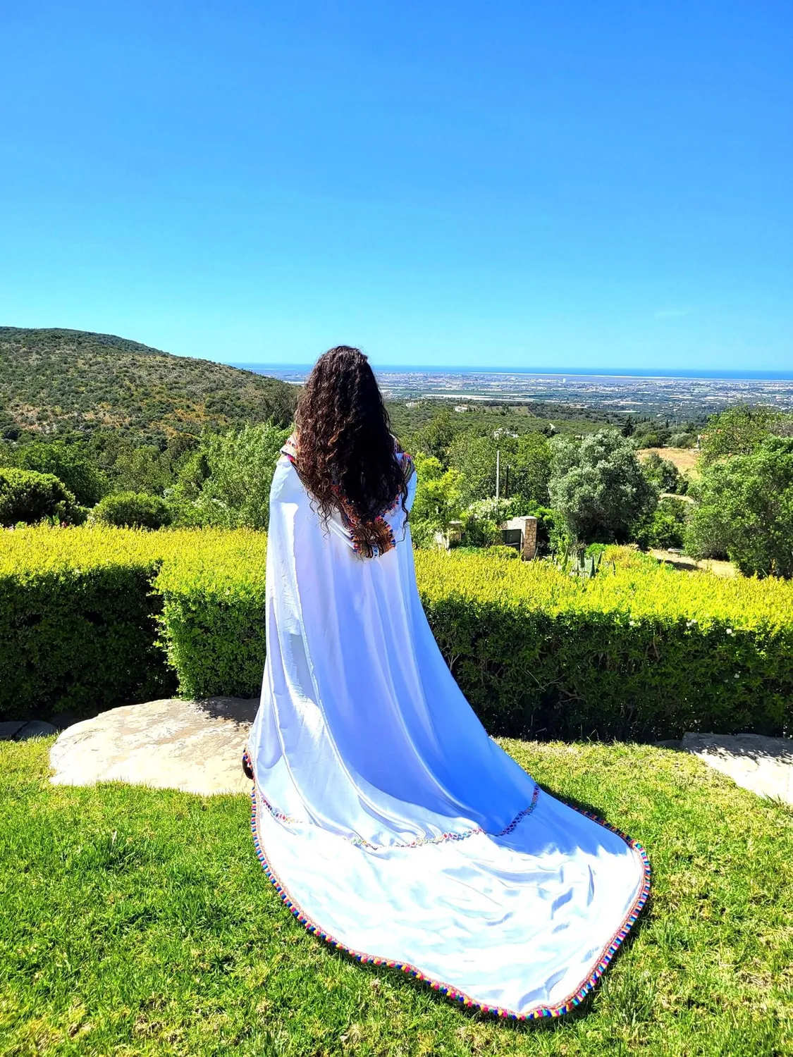 Célèbr'Orient Lydia robe kabyle burnous blanc