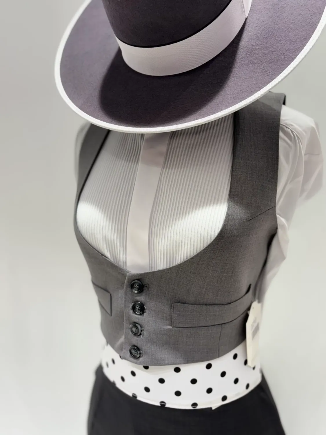 Viva la Feria Triana Dubai tailleur amazone gris