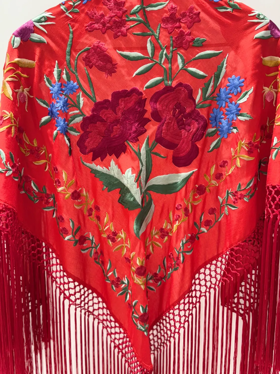 Viva la Feria mantoncillo flamenco rouge brodé fleurs franges