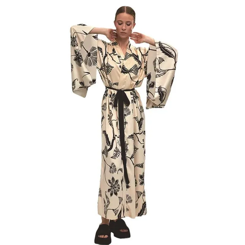 Esprit du Japon kimono femme fleuri satin écru long fente