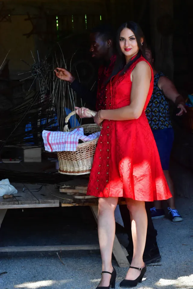 Geht's In Yseline robe damassée rouge boutons alsaciens