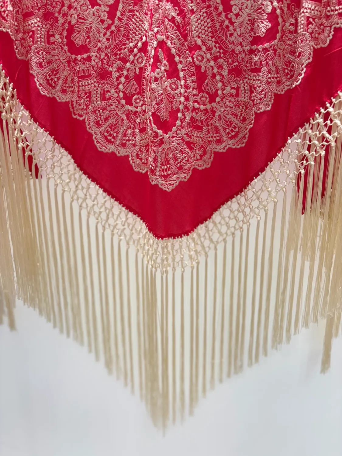 Viva La Feria mantoncillo flamenco rouge brodé floral