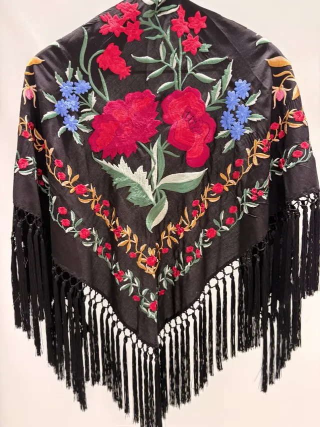 Viva La Feria mantoncillo châle noir brodé fleurs franges