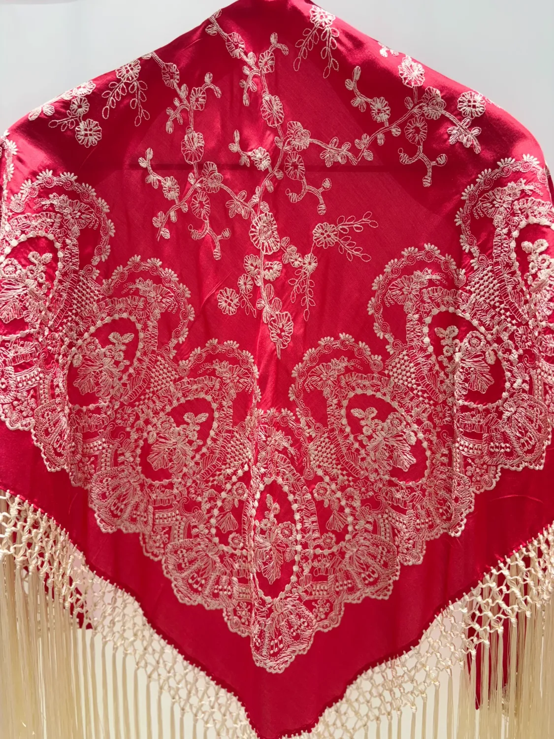 Viva La Feria mantoncillo flamenco rouge brodé floral
