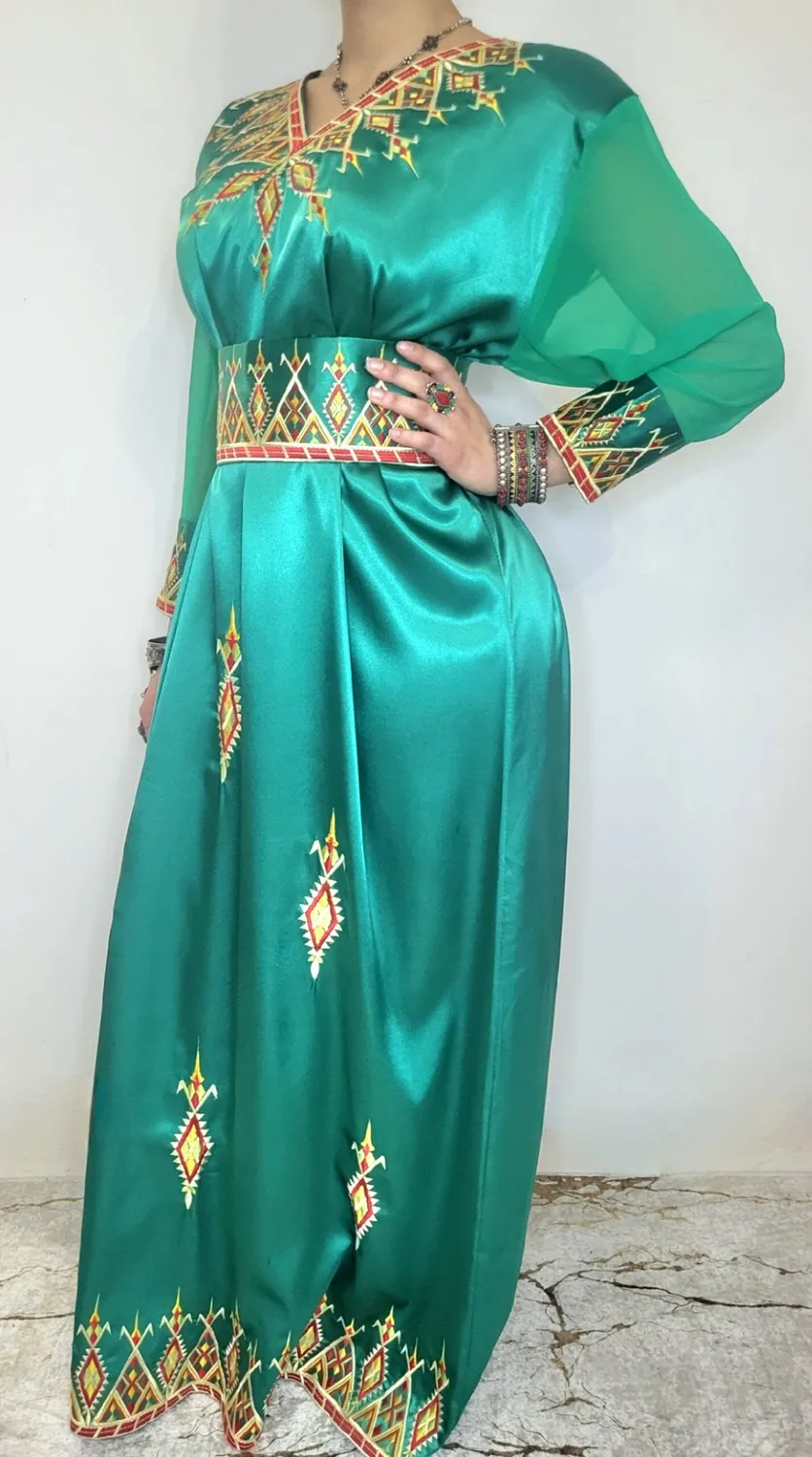 Célèbr'Orient Rosa robe kabyle satin brodé