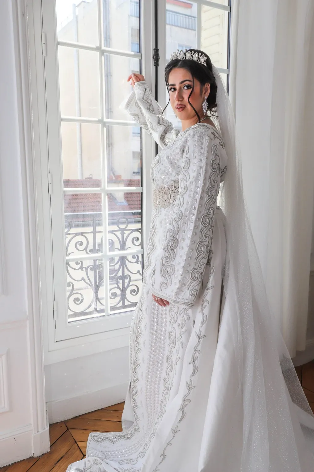 Célèbr'Orient Alya takchita blanche satin perlée
