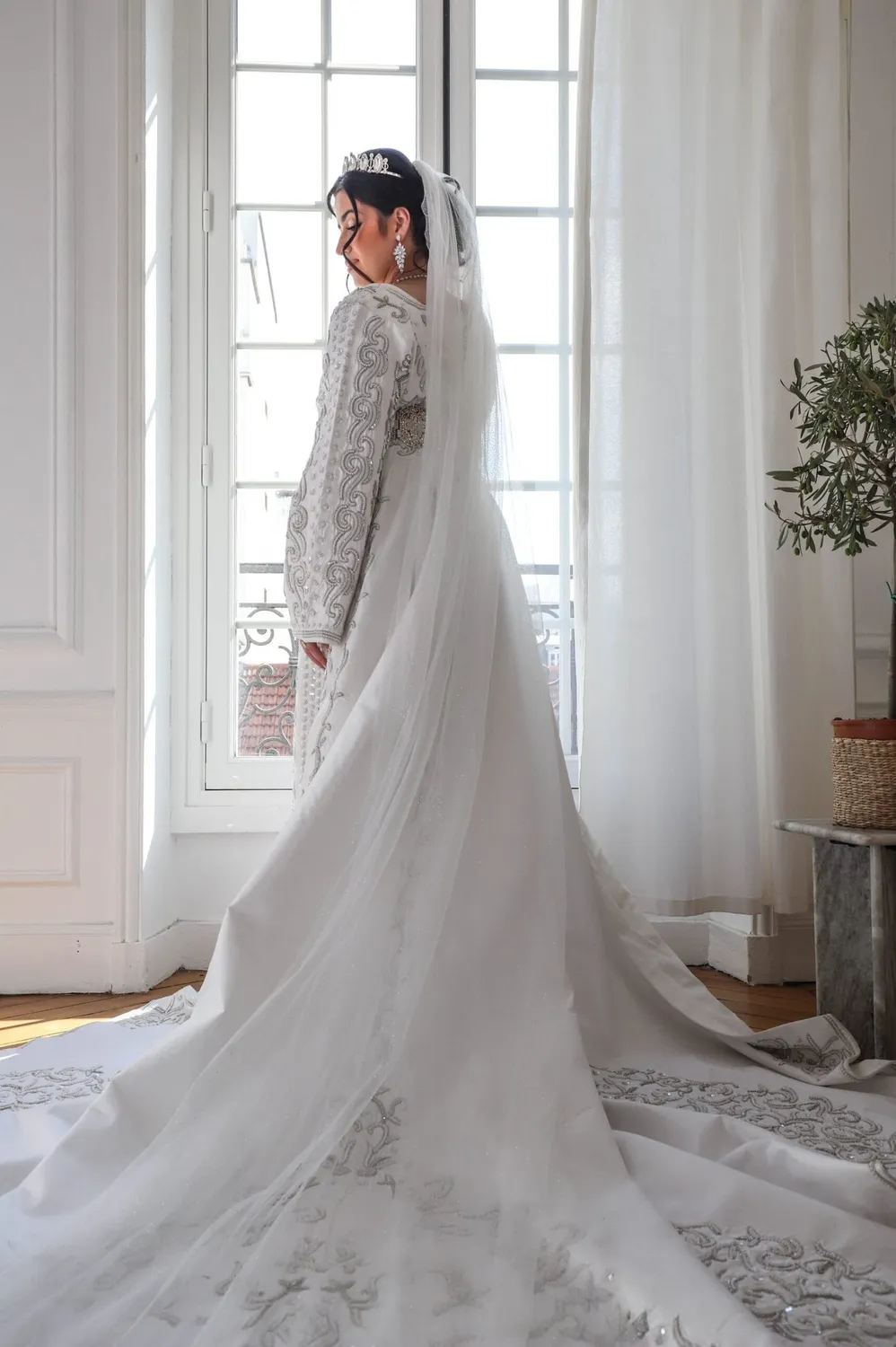 Célèbr'Orient Alya takchita blanche satin perlée