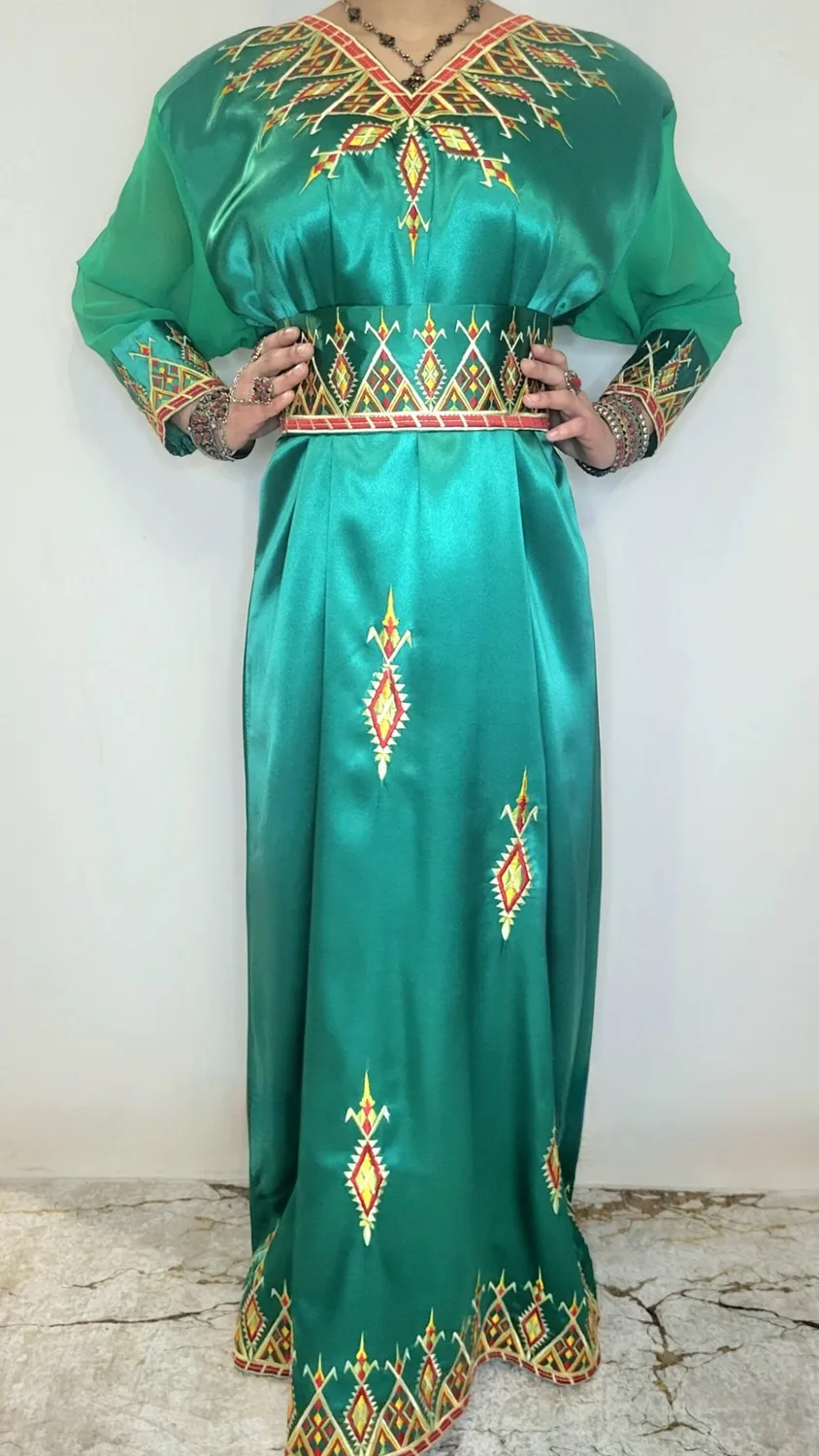 Célèbr'Orient Rosa robe kabyle satin brodé