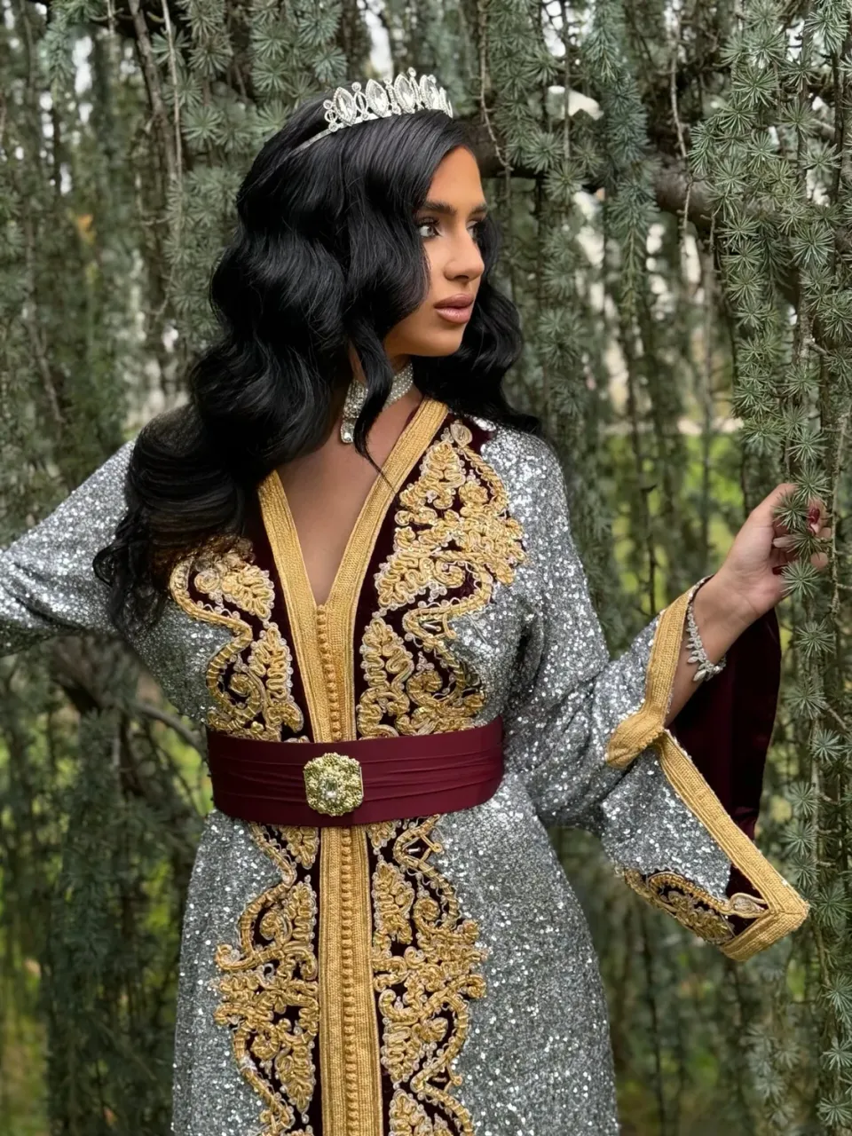 Célèbr'Orient Keltoum caftan argenté pailleté en location