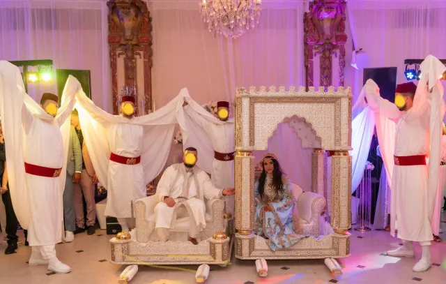 Célèbr'Orient Amaria et Mida palanquin de mariage en bois