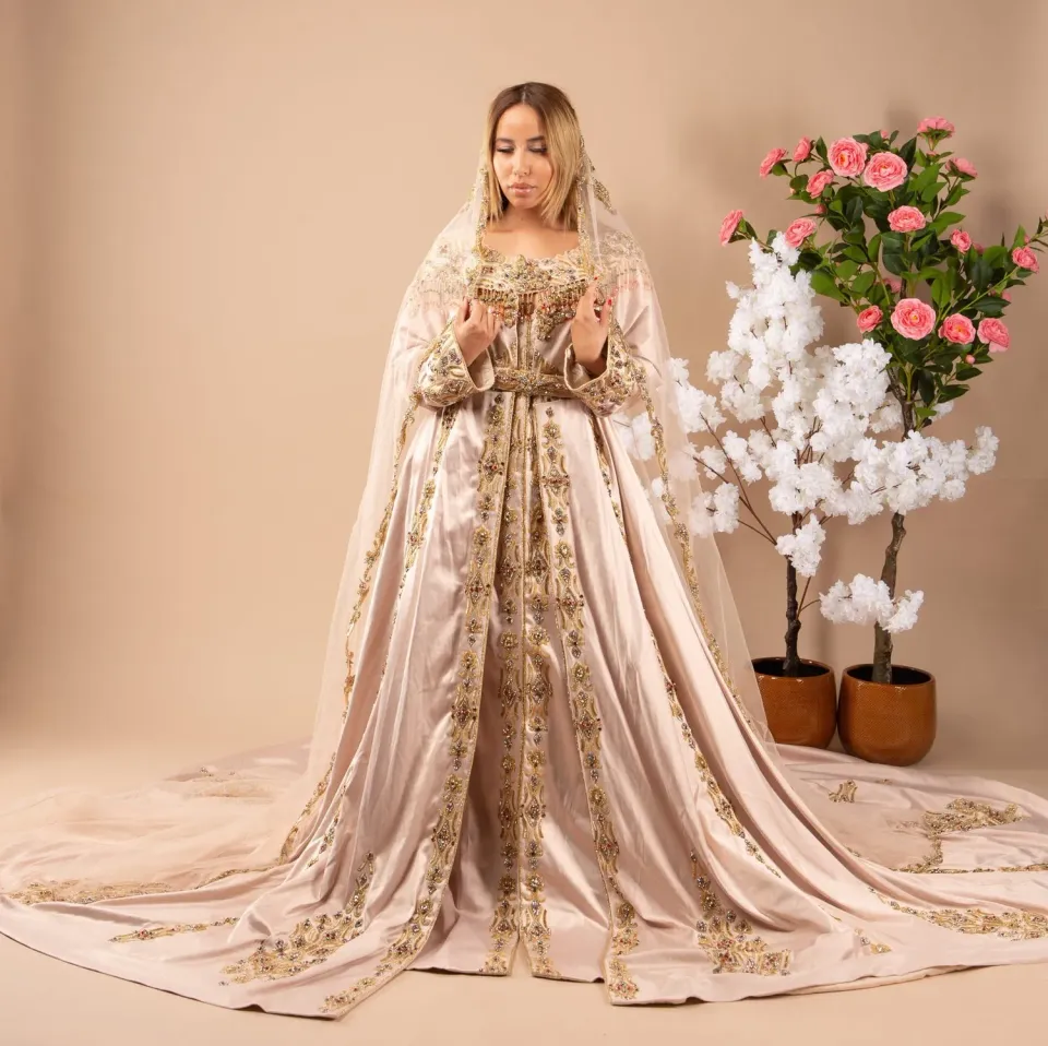Célèbr'Orient Loubna takchita beige rosé en location