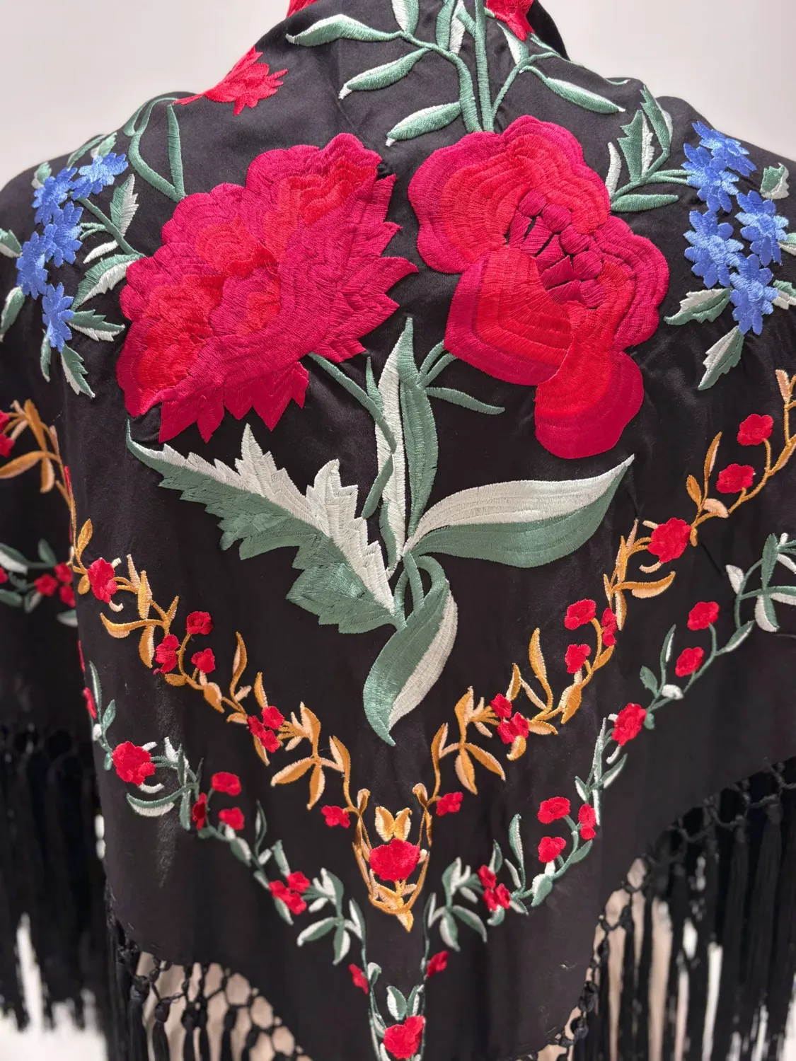 Viva La Feria mantoncillo châle noir brodé fleurs franges