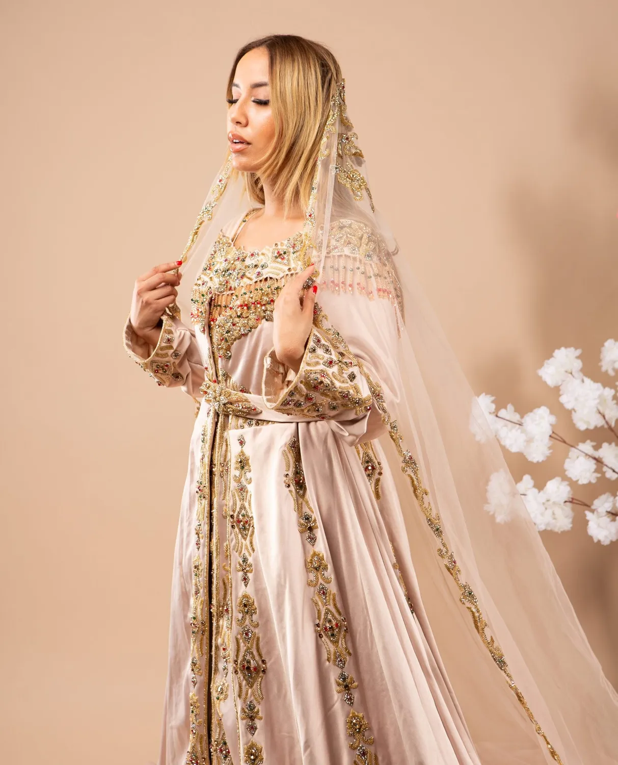 Célèbr'Orient Loubna takchita beige rosé en location