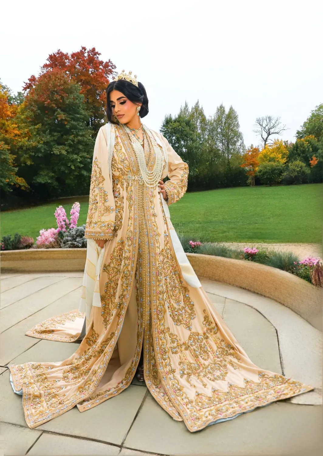 Célèbr'Orient Omayma takchita nude doré brodée