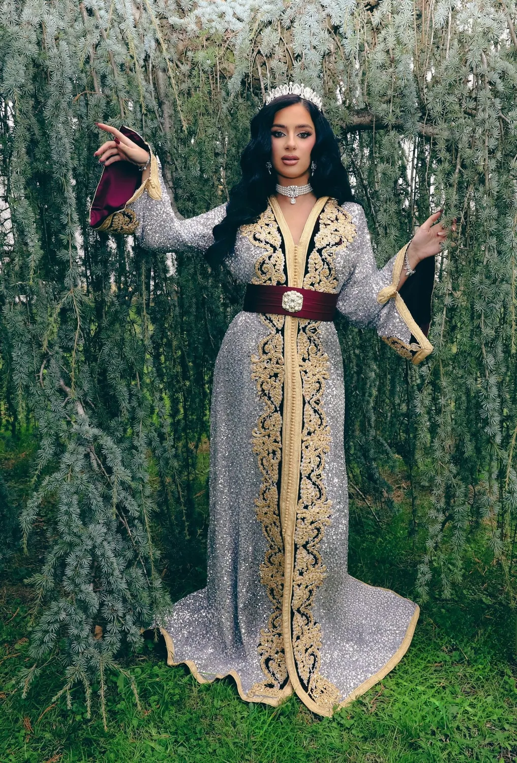Célèbr'Orient Keltoum caftan argenté pailleté en location