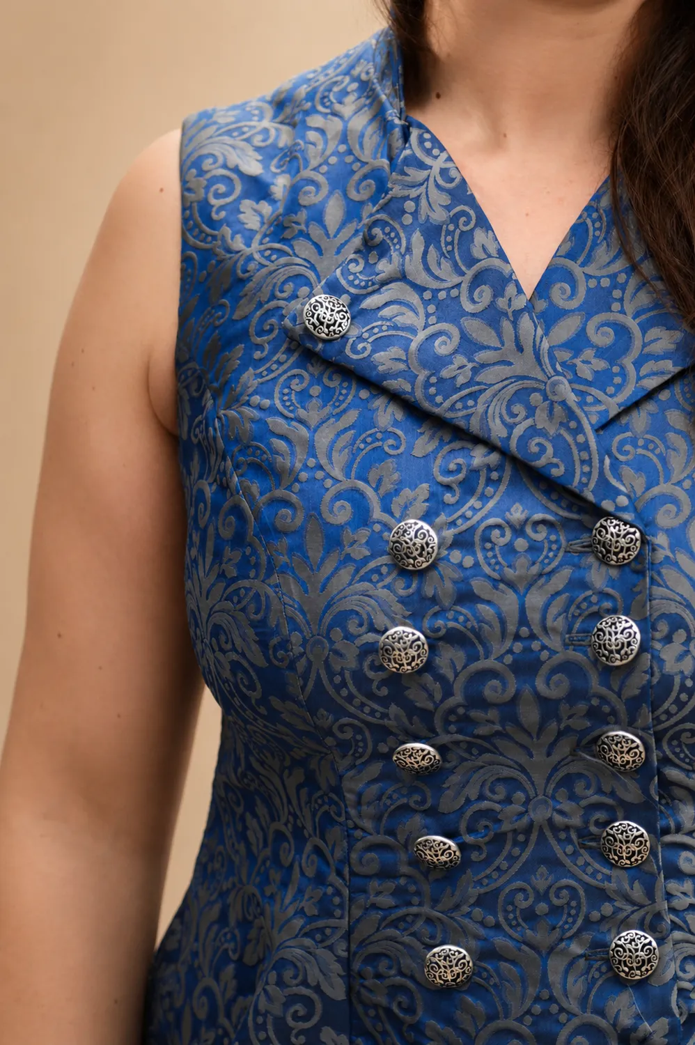 Geht's In Yseline robe damassée bleu gris boutons alsaciens