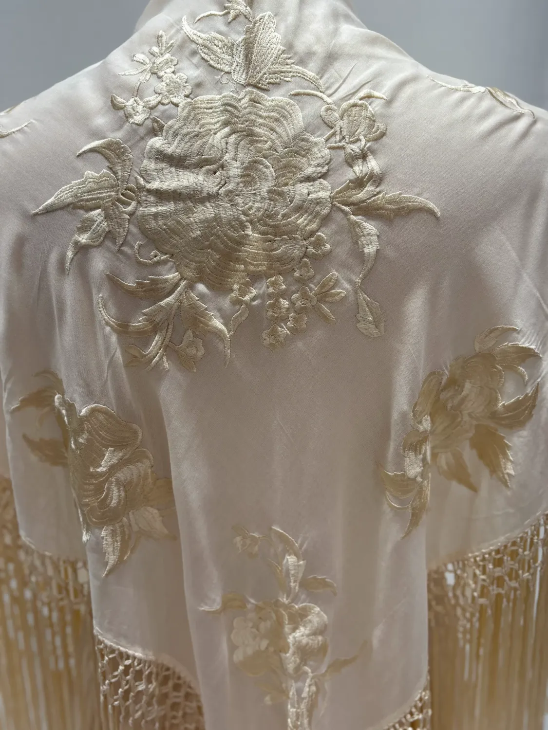 Viva la Feria Maria mantoncillo beige brodé floral