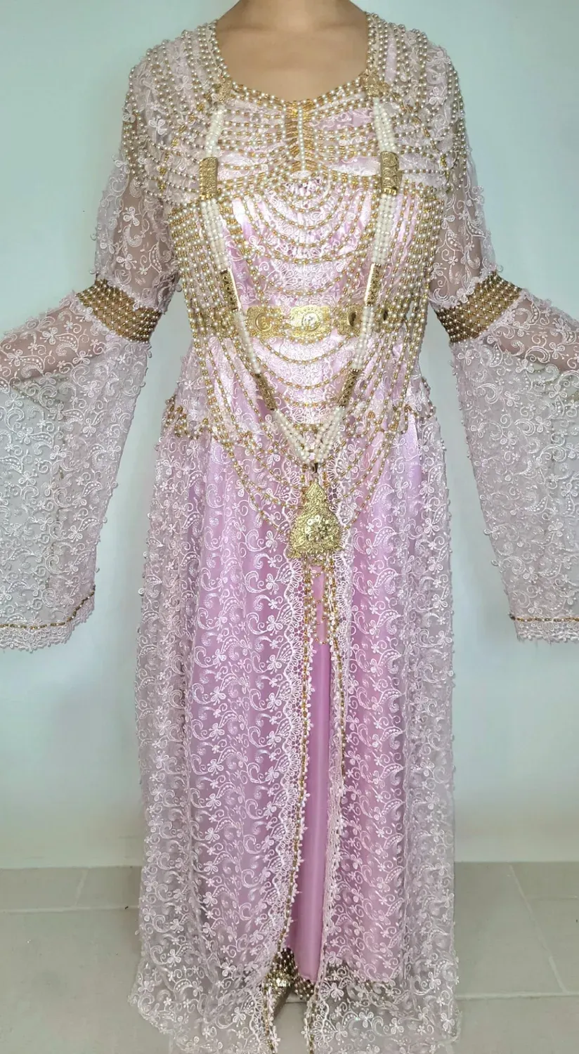 Célèbr'Orient Naili Nina robe traditionnelle perlée