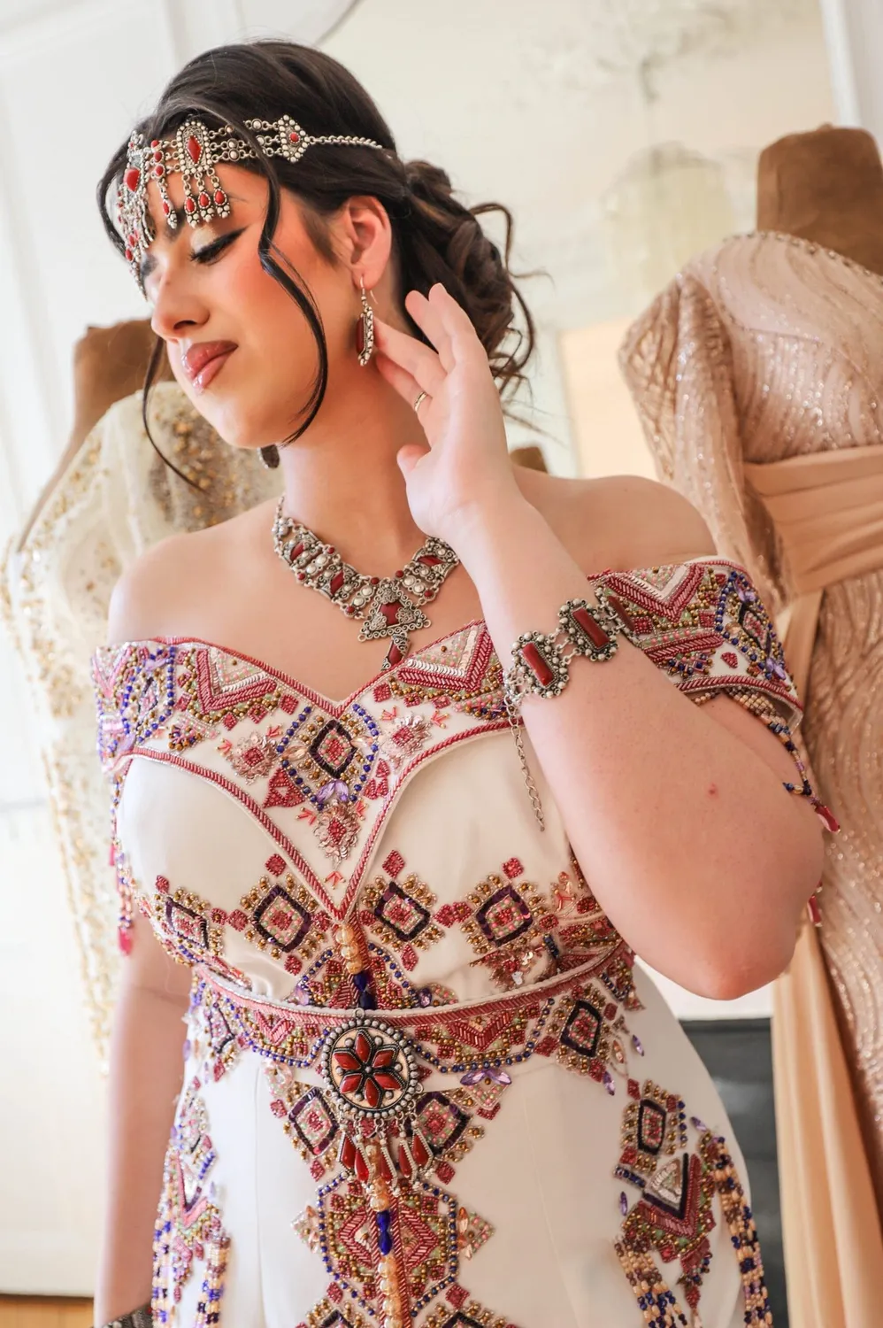 Célèbr'Orient Chabha robe kabyle moderne burnous