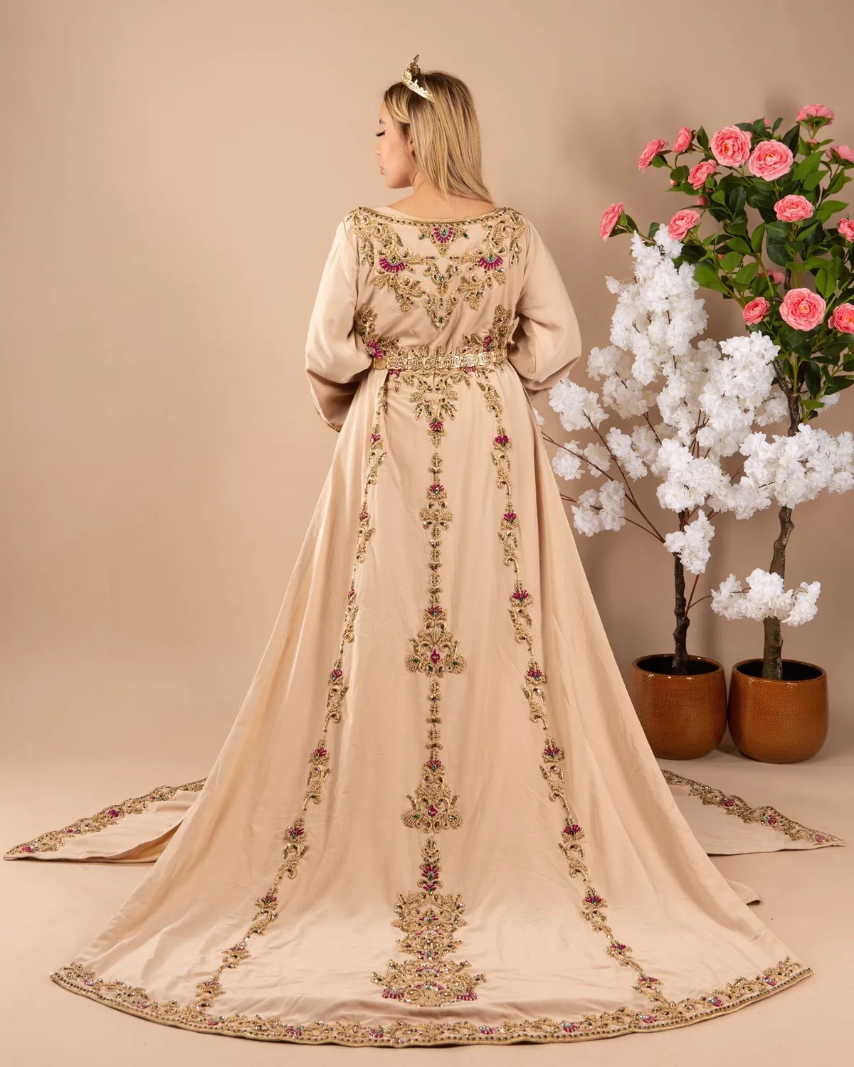 Célèbr'Orient Nawel takchita brodée fils d'or mariée